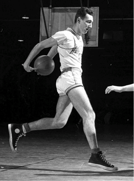 Chuck Taylor tijdens het basketballen.
